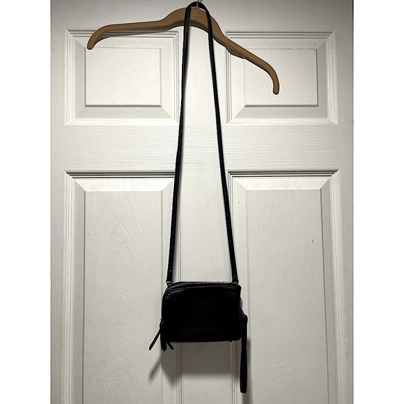 Universal Thread Handbags - Universal Thread Cross Body Wristlet in Black